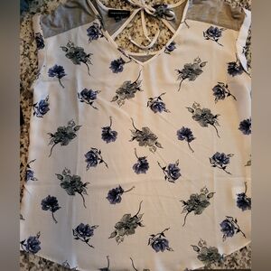 Ladies short sleeve  White Floral front, Grey jersey back, keyhole back size L